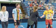 Remo Tischhauser (rechts), Stürmer vom Unihockeyclub Rangers Grabs-Werdenberg wird als bester Spieler Liechtensteins ausgezeichnet. (Bild: IFF)