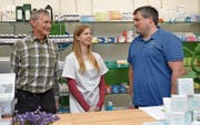 Drogist Marcel Breu (rechts) ist positiv überrascht über den guten Start in Zuzwil. Mit ihm freuen sich Tatjana Slemenjak und Vater Remo Breu, der für den Umbau des Raumes verantwortlich war. (Bild: Zita Meienhofer)