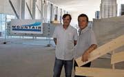 Architekt Daniel Enderle und Geschäftsführer Max Aeberhard in der neuen Halle. (Bild: Urs Brüschweiler)
