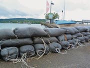 Etwa 80 Sandsäcke haben die Bauamtsmitarbeiter an der Uferpromenade aufgeschichtet. (Bild: Gudrun Enders)
