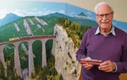 Sein ganzer Stolz: Paul Ryvola vor dem detailgetreuen Landwasserviadukt. (Bild: Christoph Heer)