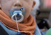 Mit 18 Monaten sollte ein Kind grösstenteils vom «Nuggi» abgewöhnt sein. (Bild: Trix Niederau)