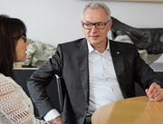 Neo-Regierungsrat Dölf Biasotto erhält Besuch von FDP-Präsidentin Monika Bodenmann (Bild: PK)