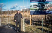 Alfred Herrmann vor seinem Nachbargrundstück am Ziegeleiweiher, wo bereits die Bauvisiere stehen. (Bild: Reto Martin)