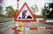 Die Sirnacher Murgbrücke ist eine Baustelle, die Vergabe des Auftrages ist ein Stammtischthema. (Bilder: Olaf Kühne)