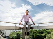 Ignazio Cassis posiert für den Fotografen auf dem Balkon des Presseclubs der Tamedia. Am Dienstag wurde er vom Kantonalvorstand der FDP Tessin als einziger Bundesratskandidat vorgestellt. Jetzt kommen immer mehr Zweifel auf, ob dies richtig war. (Bild: Thomas Egli/Lunax (7. Juli 2017))