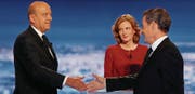 Ein Händedruck zwischen dem ehemaligen Premier Alain Juppé und dem ehemaligen Präsidenten Nicolas Sarkozy vor der Fernsehdebatte. (Bild: Marine Bureau/AP)