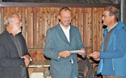 Erwin Rebmann überreichte an Beat Hirs und Alex Buob (von rechts) das Label «Herkunftszeichen Schweizer Holz». (Bild: mg)