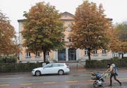 Beim Landhaus grenzt die Hauptstrasse direkt ans Schulgelände. Elterntaxis sorgen hier regelmässig für gefährliche Situationen. (Bild: PAG)