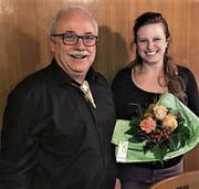 Kurt Iseli heisst Julia Helfenberger als neues Vorstandsmitglied der Amriswiler Fachgeschäfte mit Blumen willkommen. (Bild: PD)