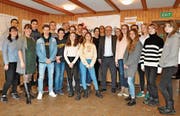 Beni Thurnheer inmitten der Teilnehmenden des Europäischen Jugendforums Trogen. (Bild: Simon Roth)