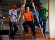 In einer Woche wird auch der Laden bereit sein: Robin Zingg, Daniel Roduner und Michael Härtsch (v. l.). (Bild: mf)