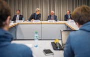 Bei der gestrigen Präsentation des Untersuchungsberichts: Stadtschreiber Ralph Limoncelli, Stadtpräsident Anders Stokholm sowie die beiden juristischen Gutachter Tobias Jaag und Markus Rüssli. (Bild: Reto Martin)