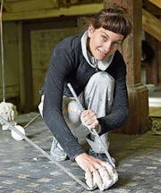 Sonja Lippuner arbeitet an einem ihrer Werke. (Bild: Mario Testa)