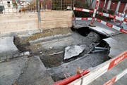 Sofern die Leitungen unversehrt geblieben sind, können Arbeiter das Loch an der Löwengartenstrasse bald wieder auffüllen. (Bild: Janina Gehrig)