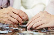 Fast die Hälfte der im Schweizer Sozialwesen Beschäftigten arbeiten in Alters- und Pflegeheimen. (Bild: Robert Kneschke)