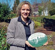 Geschäftsführerin Monika Grünenfelder mit dem Logo für die neue Thurgauer Bauerngartenroute. (Bild: Thomas Güntert)