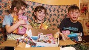Weihnachtliche Bescherung in der Ukraine: Kinder teilen den Inhalt eines Päcklis aus der Schweiz unter sich auf. (Bild: Aline Lorenz)