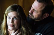 Ein Szenenbild: Sam Stone (Michel Guillaume) geht seiner Ex-Frau Olivia Chappell (Ursula Buschhorn) an die Gurgel. (Bild: Marina Maisel/PD)