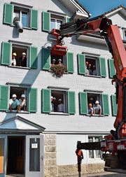 Ein letztes Mal geniessen die Beteiligten des Spatenstichs die Aussicht aus der «alten Risi». (Bild: MC)