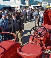 Bestaunt: Der rote Porsche-Traktor von 1963 mit 22 PS. Willi Lehmann (schwarze Jacke) pflegt ihn mit Leidenschaft. (Bild: Christoph Heer)