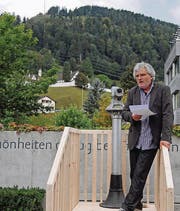 Leo Morger spricht an der Vernissage. Mit dem Fernrohr kann die Mauerveränderung vom Bräkerplatz aus betrachtet werden. (Bild: Michael Hug)