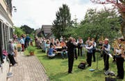 Am Apéro beim Pfarrhaus serviert die Kirchgemeinde Reute-Oberegg Reformationsbrot, -wurst, -käse und -bier. (Bild: Karin Steffen)