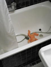 Der 31-Jährige schlug den Kleinen und verbrühte ihm in der Badewanne den Fuss mit heissem Wasser. (Symbolbild) (Bild: LUIS BERG (KEYSTONE))