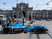 Sébastien Buemi fährt mit seinem Formel-E-Boliden vor dem Hauptbahnhof vor (Bild: KEYSTONE/ENNIO LEANZA)
