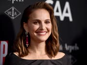 Wegen aktueller Ereignisse in Israel will die US-israelische Schauspielerin Natalie Portman dort nicht den hochdotierten Genesis-Preis entgegennehmen. (Bild: KEYSTONE/AP Invision/JORDAN STRAUSS)