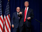 New Yorks Ex-Bürgermeister und Trump-Fan, Rudy Giuliani (links) schliesst sich dem Anwaltsteam von US-Präsident Donald Trump (rechts) an. (Bild: KEYSTONE/AP/EVAN VUCCI)
