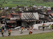 Explosion und Brand in einem Einfamilienhaus in Gansingen AG: Ein Mann erschoss im März 2017 seine Partnerin und richtete sich dann selbst. Zuvor hatte er eine Explosion vorbereitet. (Bild: KEYSTONE/PASCAL MORA)