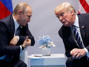 Der russische Präsident Wladimir Putin (links) soll bei US-Präsident Donald Trump mit der Schönheit russischer Frauen geworben haben. (Bild: KEYSTONE/AP/EVAN VUCCI)