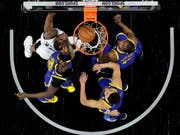 Drei gegen eins: San Antonios LaMarcus Aldridge (in weiss) muss sich unter dem Korb gleich gegen drei Spieler der Golden State Warriors behaupten (Bild: KEYSTONE/AP/ERIC GAY)