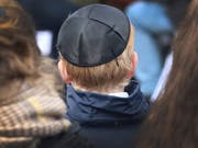 Nachdem der Antisemitismus in Deutschland durch die Erinnerung an Holocaust und Nazi-Vergangenheit einigermassen unter Kontrolle schien, flammt er mit muslimischen Immigranten nun wieder auf (Symbolbild mit jüdischer Kippa). (Bild: KEYSTONE/EPA/FOCKE STRANGMANN)