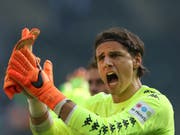Dortmunds Schweizer Goalie Yann Sommer freut sich über den Zu-Null-Sieg gegen Wolfsburg (Bild: KEYSTONE/dpa/INA FASSBENDER)
