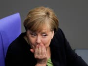 Geldregen für den Staat: Die deutsche Kanzlerin Angela Merkel kann sich über mehr Steuereinnahmen in Deutschland freuen. (Bild: KEYSTONE/AP/MARKUS SCHREIBER)