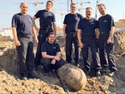Mitglieder der Berliner Polizei mit der Weltkriegsbombe, die später erfolgreich entschärft werden konnte. (Bild: KEYSTONE/EPA BERLIN POLICE/BERLIN POLICE HANDOUT)