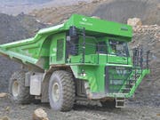 Der weltgrösste Elektrolaster fährt in einem Steinbruch bei Biel. (Bild: Empa/zvg)