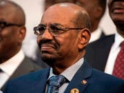 Sudans Präsident Omar al-Baschir hat seinen Aussenminister entlassen, nachdem dieser die Geldnot des Landes publik gemacht hat. (Bild: KEYSTONE/AP/SHIRAAZ MOHAMED)