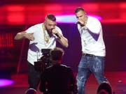 Kollegah (l) und Farid Bang singen bei der 27. Verleihung des Deutschen Musikpreises Echo. Nach dem Antisemitismus-Skandal sind die beiden Rapper nun in Schaffhausen unerwünscht. (Bild: Keystone/DPA/Joerg Carstensen)