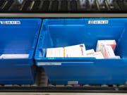 Fälschung oder nicht? Künftig soll eine europaweite Datenbank Auskunft über die Echtheit von verschreibungspflichtigen Medikamenten geben. (Bild: Keystone/GAETAN BALLY)