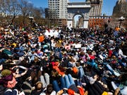 In den USA gingen wie hier in New York am Freitag tausende Schüler auf die Strasse, um gegen die laschen Waffengesetze in ihrem Land zu protestieren. (Bild: KEYSTONE/EPA/JUSTIN LANE)