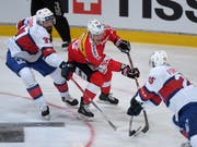 In dieser Situation von zwei Norwegern eingeklemmt, generell aber besser unterwegs als am Vortag: das Schweizer Nationalteam, hir mit Gaëtan Haas (Bild: KEYSTONE/TI-PRESS/SAMUEL GOLAY)
