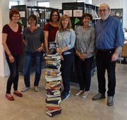 Das Buch "Tod auf dem Klangweg" soll wie hier bei den Organisatoren des Lesefestivals 2018 möglichst oft zuoberst auf dem Bücherstapel zu liegen kommen.