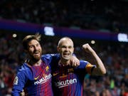 Andres Iniesta (rechts) und Lionel Messi freuen sich über einen weiteren Cupsieg (Bild: KEYSTONE/AP/PAUL WHITE)