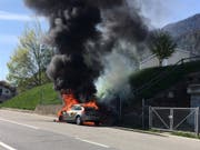 Flammen und starker Rauch, aber niemand verletzt: Autobrand in Tamins. (Bild: Kapo GR)