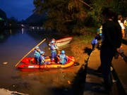 Rettungskräfte suchen nach dem Bootsunfall nach verunfallten Personen. Das Unglück passierte beim Training für die jährlichen Rennen zum Drachenbootfest. (Bild: KEYSTONE/AP CHINATOPIX)
