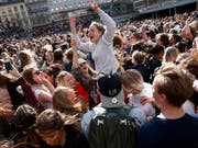 In Stockholm versammelten sich tausende Fans und Musiker, um des Verstorbenen zu gedenken. Avicii, mit bürgerlichem Namen Tim Bergling, zählte zu den erfolgreichsten DJs der Welt. (Bild: KEYSTONE/AP TT News Agency/FREDRIK PERSSON)