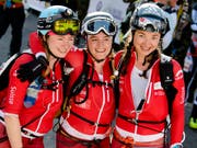 Nach dem harten Rennen im Ziel: Die Schweizerinnen Marianne Fatton (links), Florence Buchs (Mitte) und Deborah Chiarello (rechts). (Bild: KEYSTONE/JEAN-CHRISTOPHE BOTT)